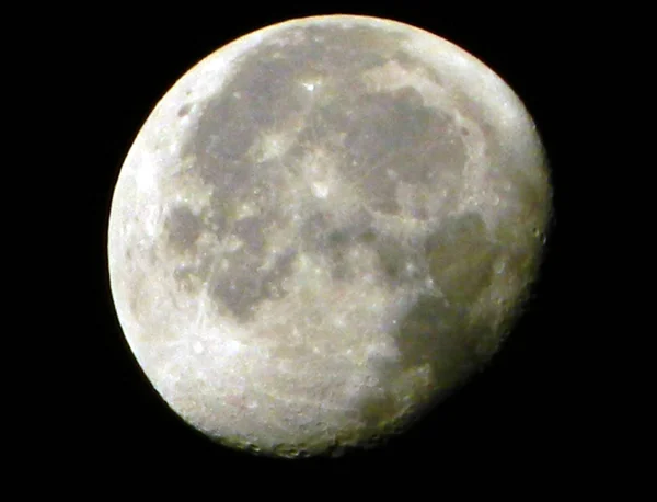 Luna aislada sobre fondo negro — Foto de Stock
