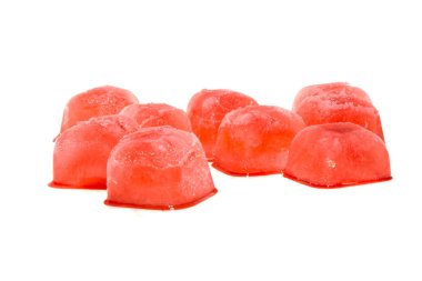 Beyaz arkaplanda izole buz küpleri