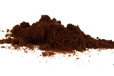 Beyaz arka plan üzerinde izole kahve taneleri