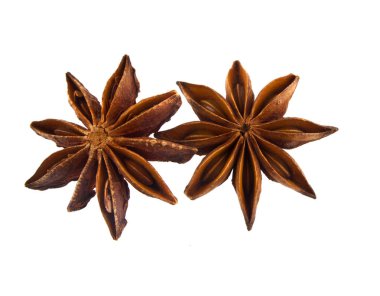 Tarçın beyaz arkaplanda izole edildi