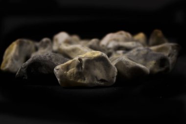 Siyah zemin üzerinde izole taşlar