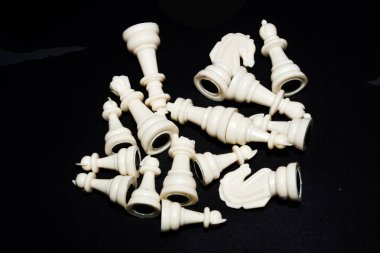 Satranç siyah arkaplanda izole edildi