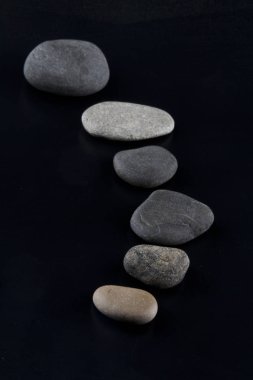 Siyah zemin üzerinde izole taşlar