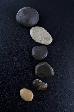 Siyah zemin üzerinde izole taşlar