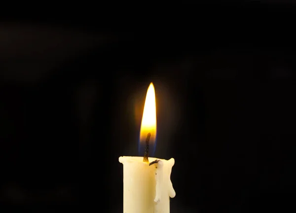 Svíčka izolovaných na černém pozadí — Stock fotografie