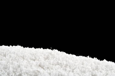 kar siyah arkaplanda izole edildi