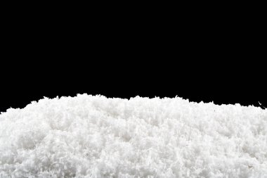 kar siyah arkaplanda izole edildi