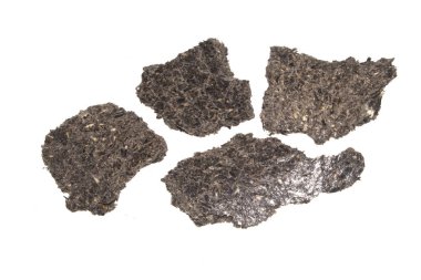 ezilmiş ayçiçeği tohumları beyaz arka planda izole