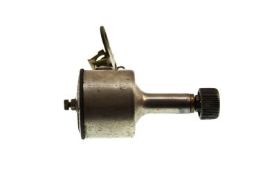 Beyaz arkaplanda motorsikletten parçalar izole edildi