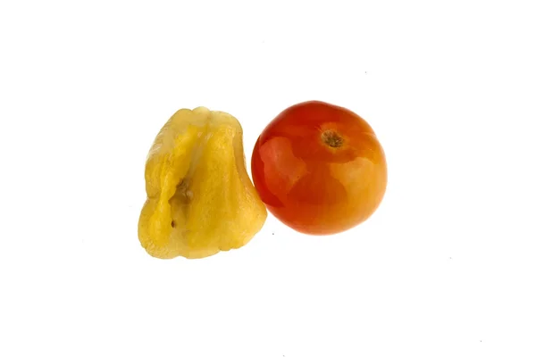Tomates enlatados isolados sobre fundo branco — Fotografia de Stock
