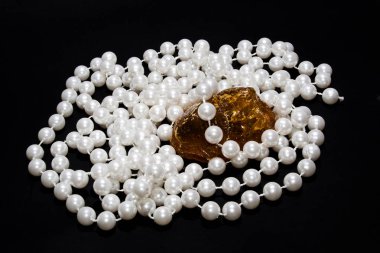 Beyaz arka plan üzerinde izole inciler