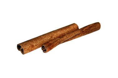 Tarçın beyaz arkaplanda izole edildi