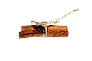 Tarçın beyaz arkaplanda izole edildi