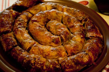 sosis beyaz arkaplanda izole