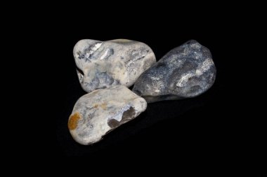 Siyah arkaplanda izole edilmiş taş