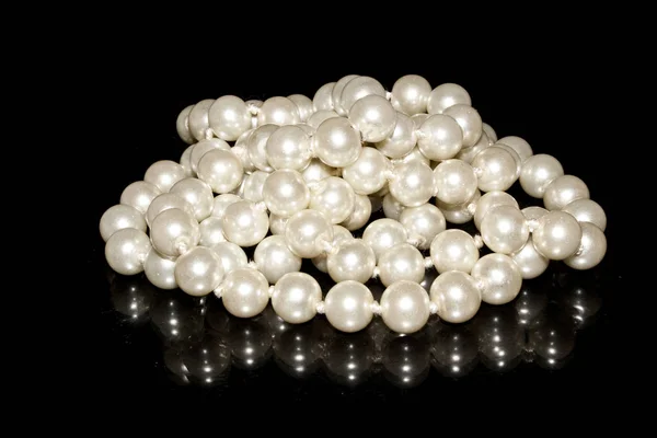 siyah arka plan üzerine izole kolye