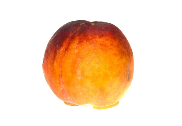 Персик ізольований на білому тлі — стокове фото