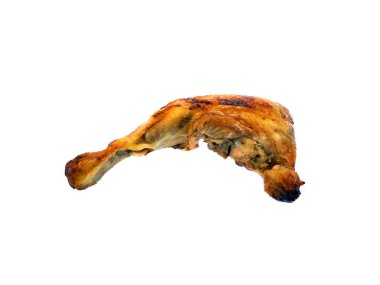 Beyaz arka planda izole edilmiş kızarmış balık