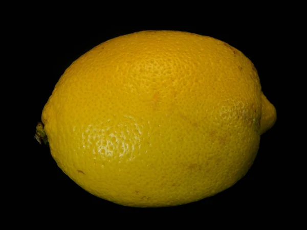 Limón aislado sobre fondo negro — Foto de Stock