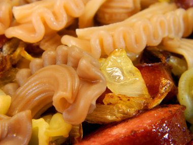 makarna siyah arkaplanda izole