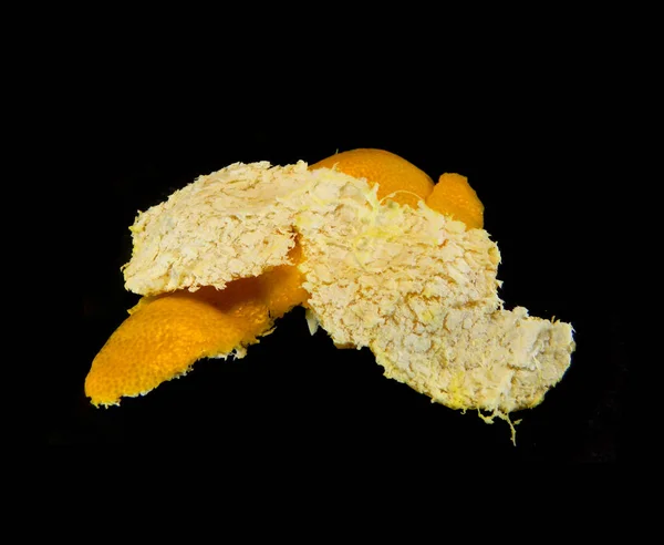 Cáscara de mandarina aislada sobre fondo negro —  Fotos de Stock