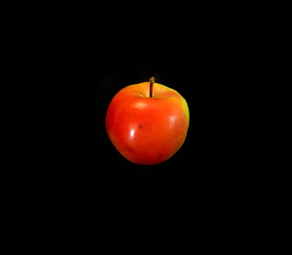 Manzana aislada sobre fondo negro — Foto de Stock