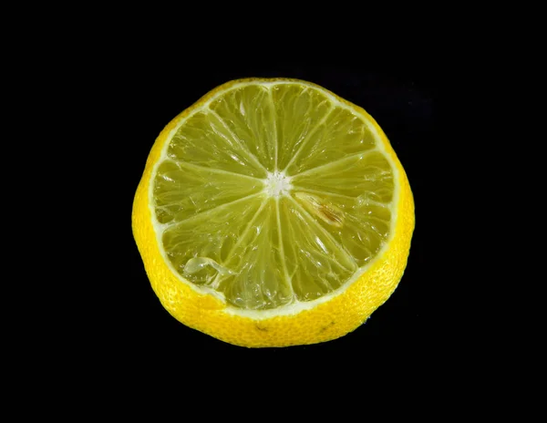 Limão isolado no fundo preto — Fotografia de Stock