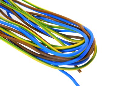 beyaz arkaplanda izole edilmiş renkli kablolar