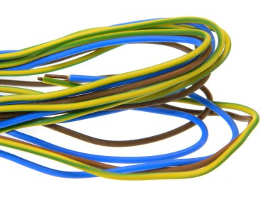 beyaz arkaplanda izole edilmiş renkli kablolar