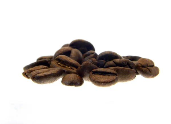 Boabe de cafea Izolate pe fundal alb — Fotografie, imagine de stoc