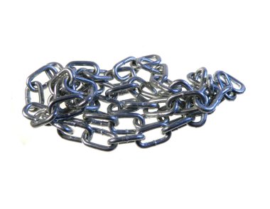 Beyaz arkaplanda zincir izole edildi