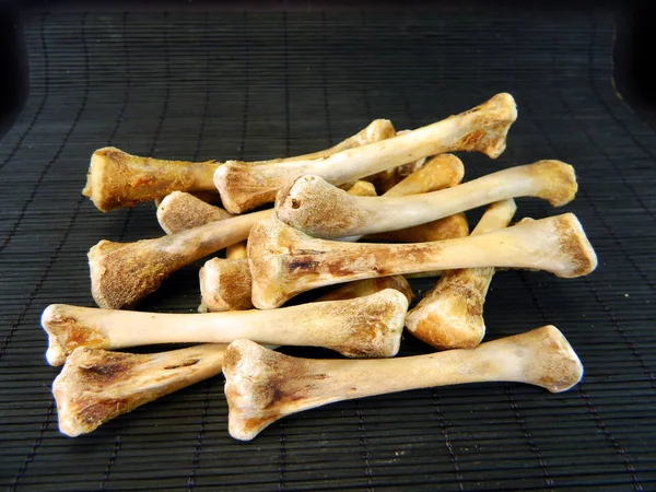 검은 배경에 고립된 뼈들 — 스톡 사진