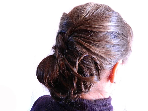 Coiffure féminine isolée sur fond blanc — Photo