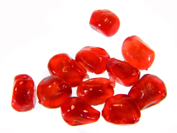 Fehér alapon izolált vörös gránátalma — Stock Fotó