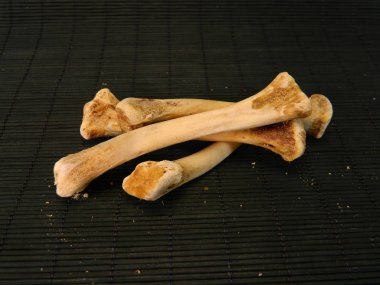 Kemikler siyah arkaplanda izole