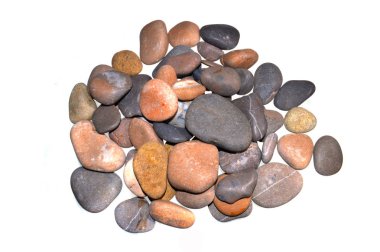 beyaz arkaplanda izole deniz taşları