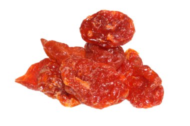 Beyaz arkaplanda izole edilmiş kurumuş meyveler