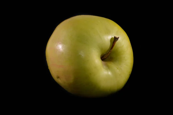 Pomme isolée sur fond noir — Photo