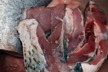 Mutfak masasında çiğ et parçaları var.