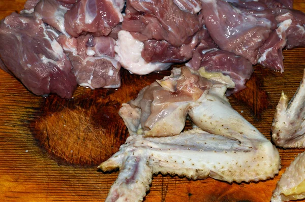 Pedaços de carne crua na mesa da cozinha — Fotografia de Stock