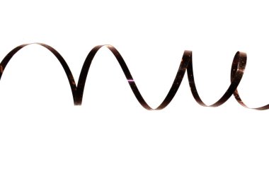 Beyaz arkaplanda yalıtılmış çelik yay