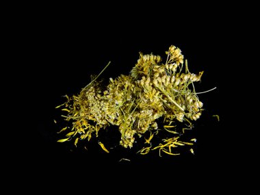 Bitki çayı siyah arkaplanda izole edilmiş.