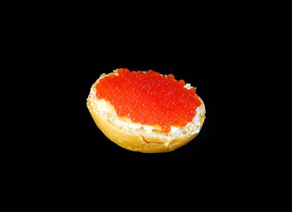 Sándwich con caviar aislado sobre fondo negro — Foto de Stock