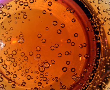 Beyaz arka planda izole edilmiş bir bardakta karbonatlı içecek.