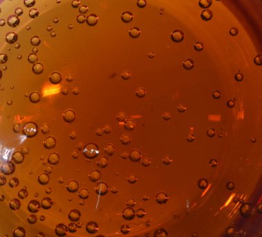 Beyaz arka planda izole edilmiş bir bardakta karbonatlı içecek.