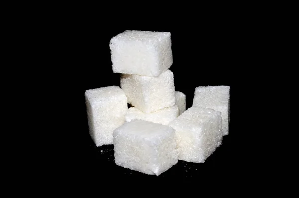 Terrones de azúcar aislados sobre fondo negro — Foto de Stock