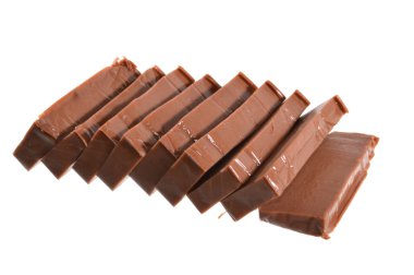 Beyaz arkaplanda izole edilmiş çikolata peyniri