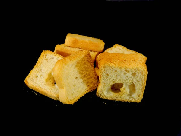 Pão isolado em um fundo preto — Fotografia de Stock