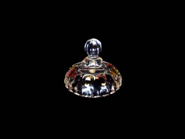 Beyaz arka plan üzerinde izole kristal vazo