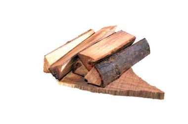 Beyaz arkaplanda yakacak odun